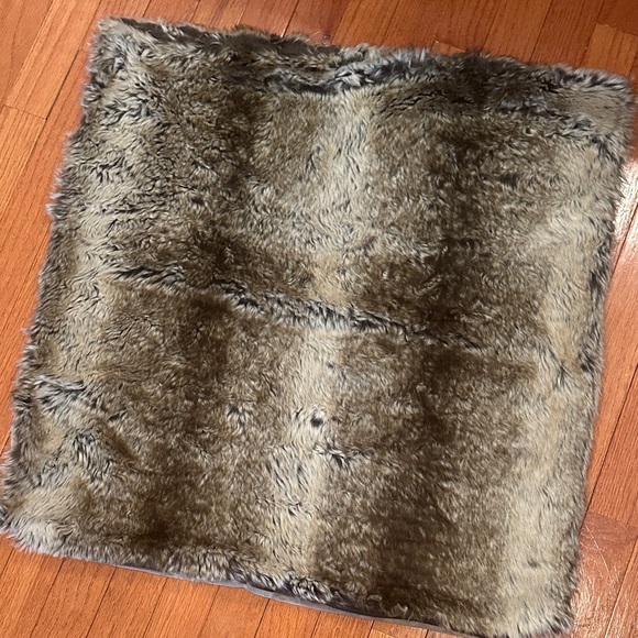 Like new Pottery barn Euro Pillow Cover Luxurious Faux Fur brown set of 3 ombré - Picture 4 of 8
